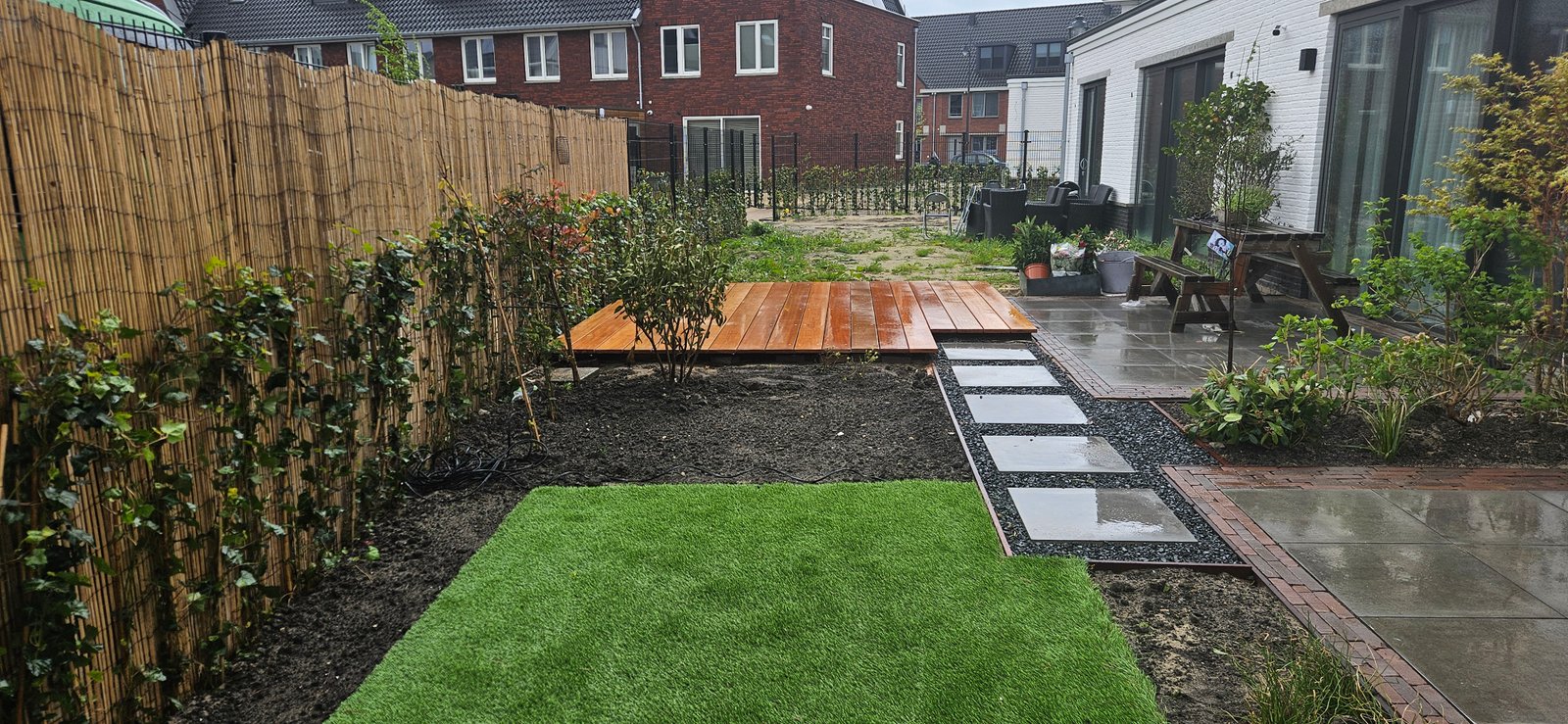 Professionele tuinaanleg in uitvoering met planten en bestrating