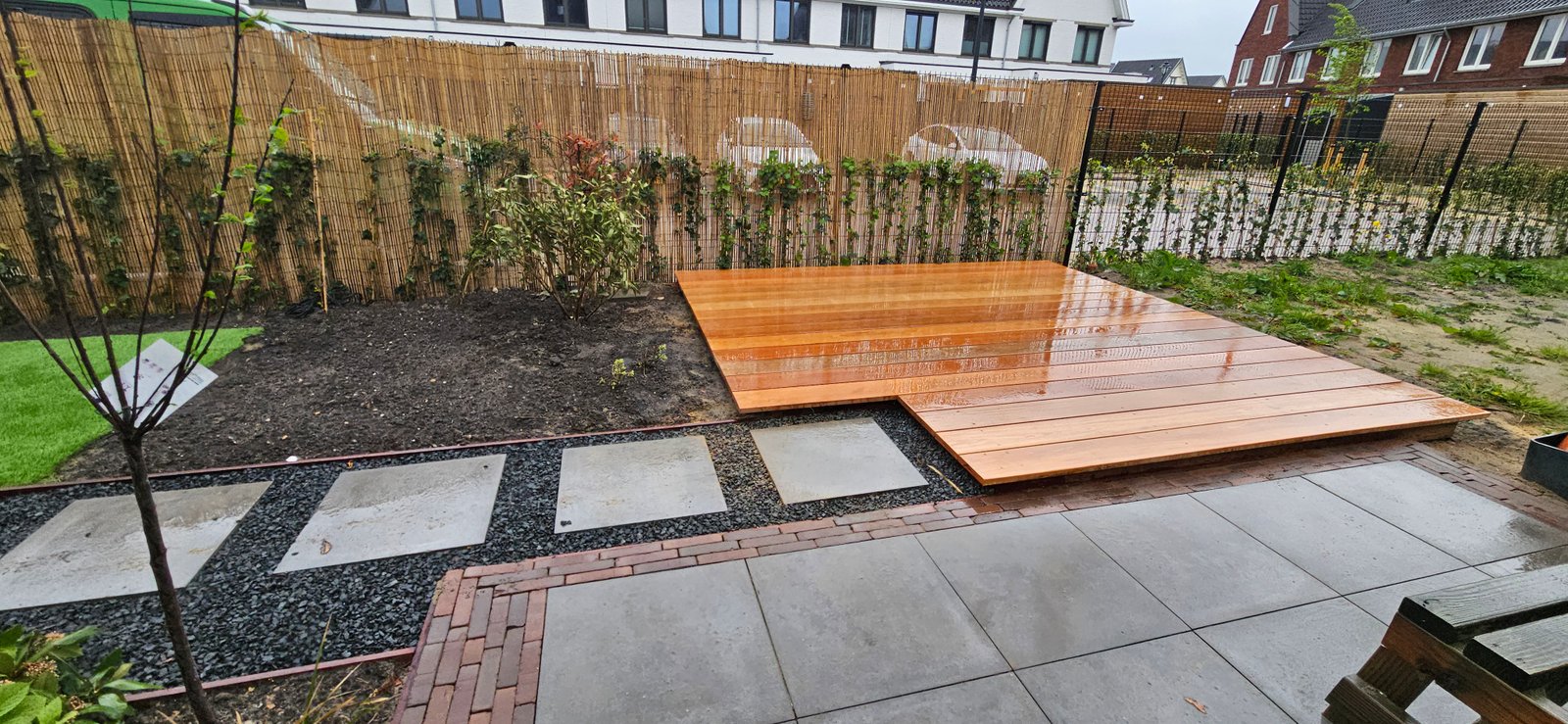 Professionele tuinaanleg in uitvoering met planten en bestrating