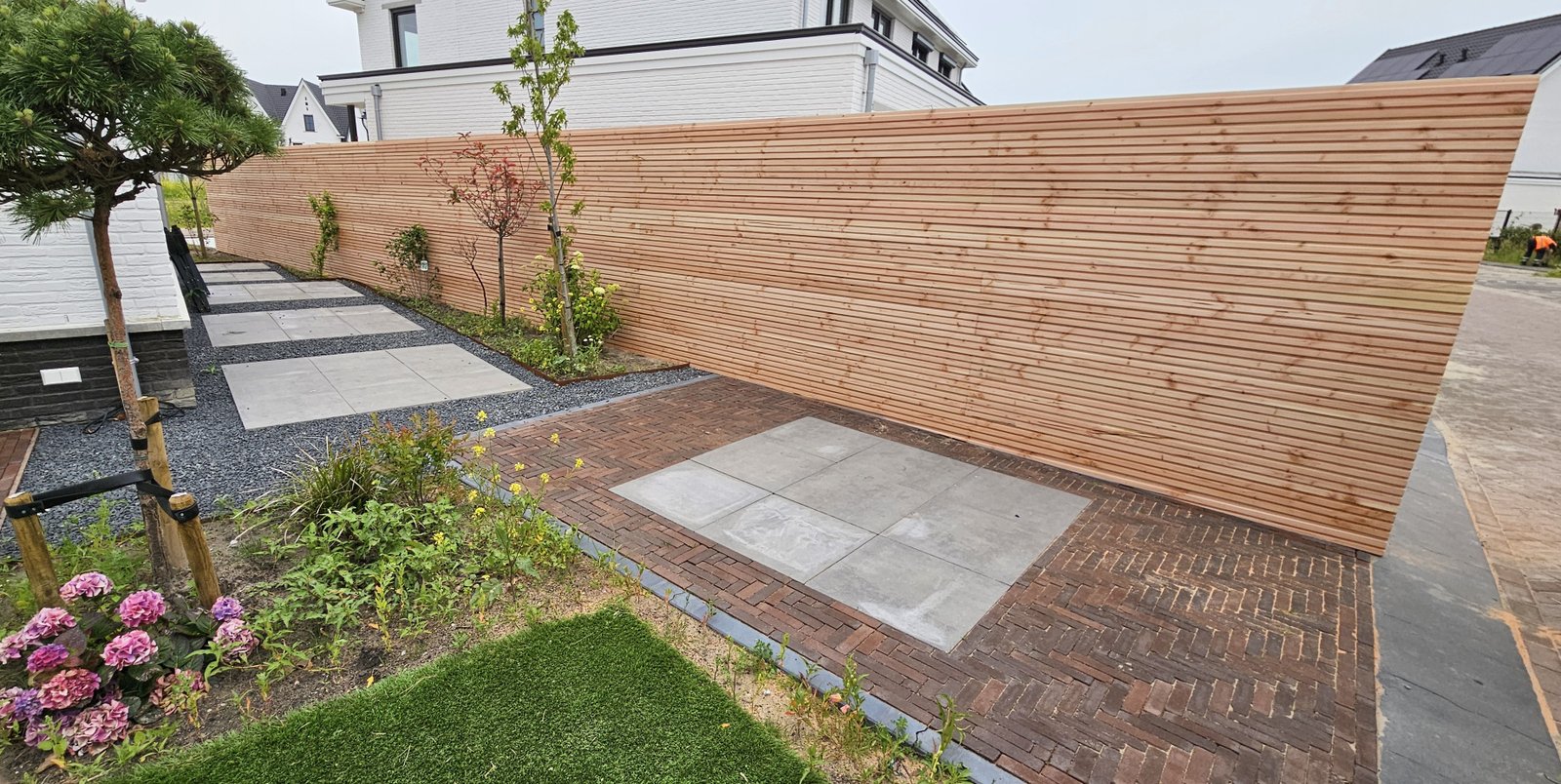 Professionele tuinaanleg in uitvoering met planten en bestrating