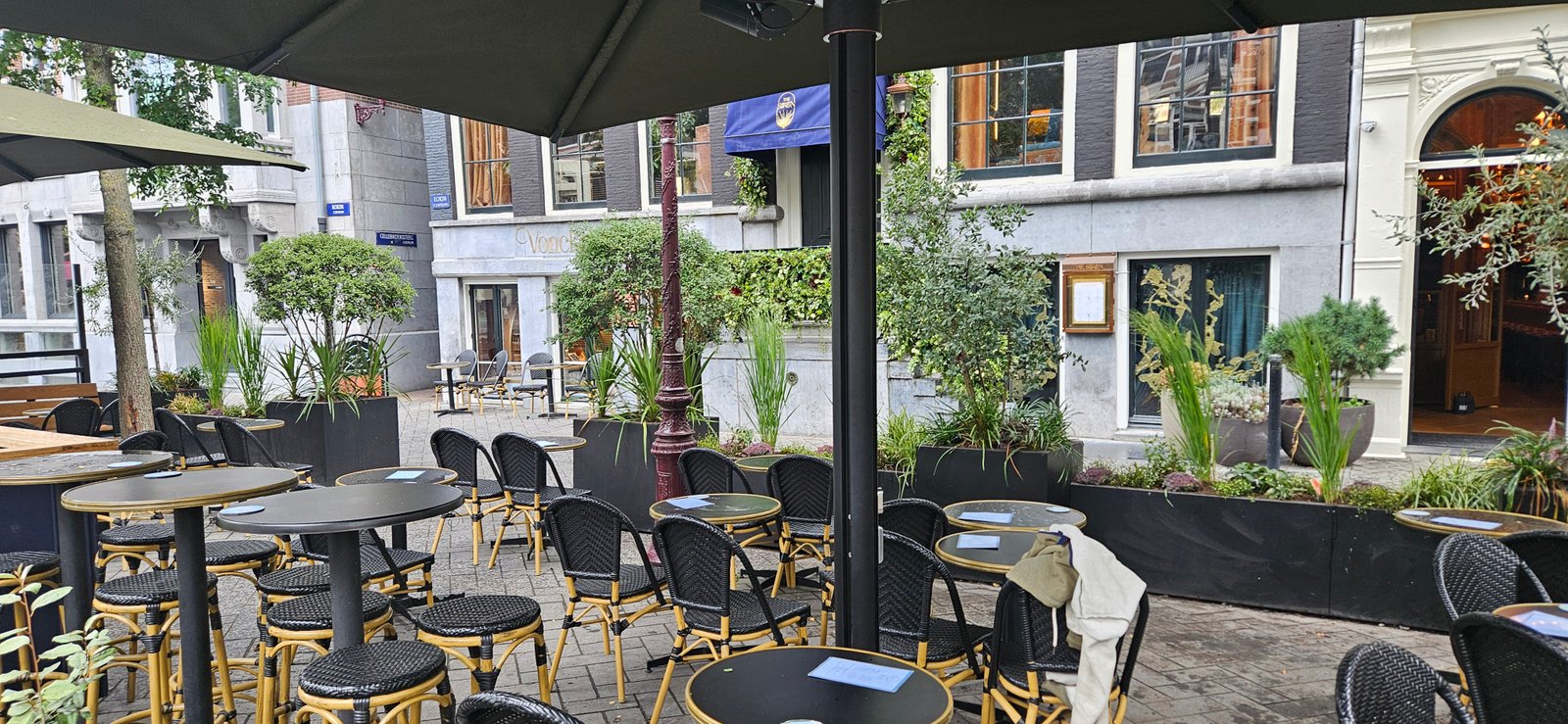 Mooi aangelegd terras in Amsterdam met sfeervolle beplanting