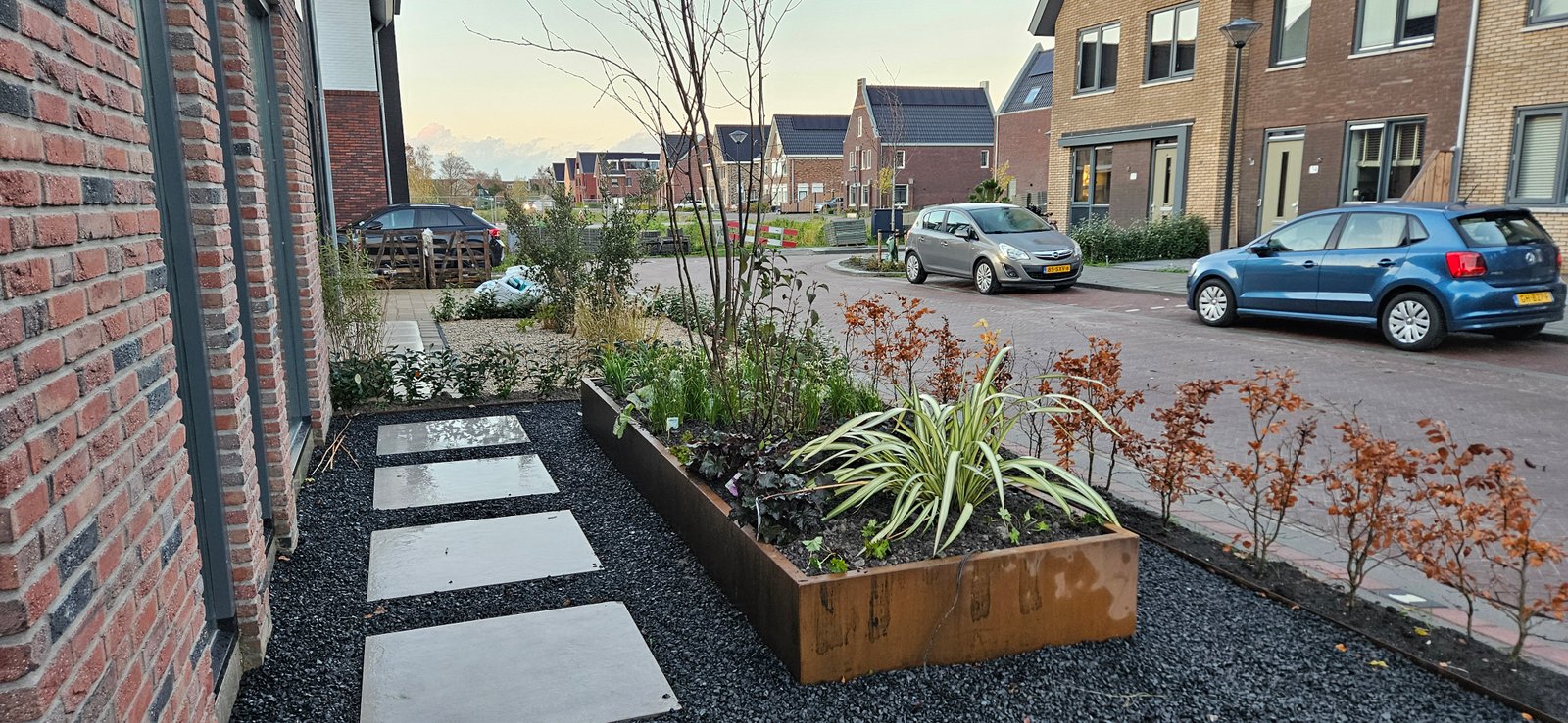 Tuinen met zorg en precisie aangelegd – van beplanting tot bestrating