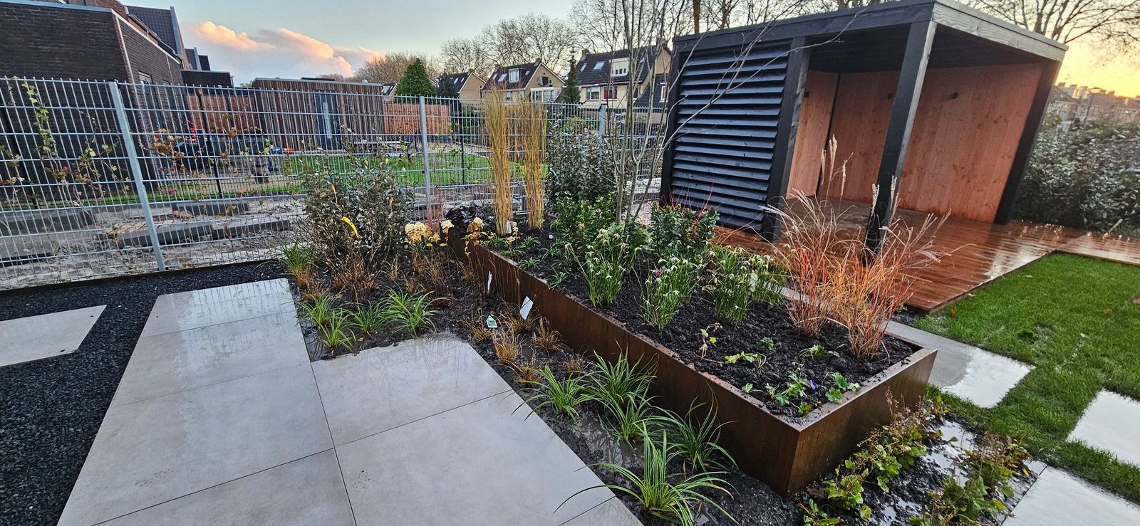 Vakkundige tuinaanleg: groen en bestrating in perfecte harmonie