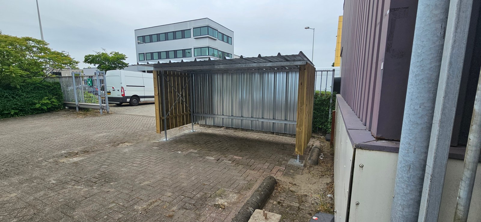 Fietsenhok geplaatst