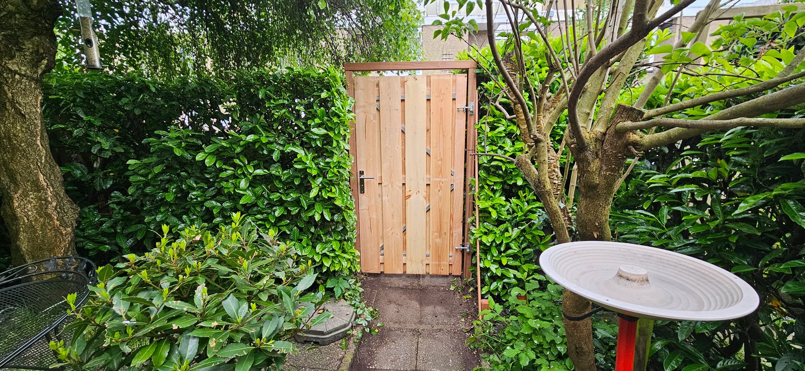 Poort met slot geplaatst