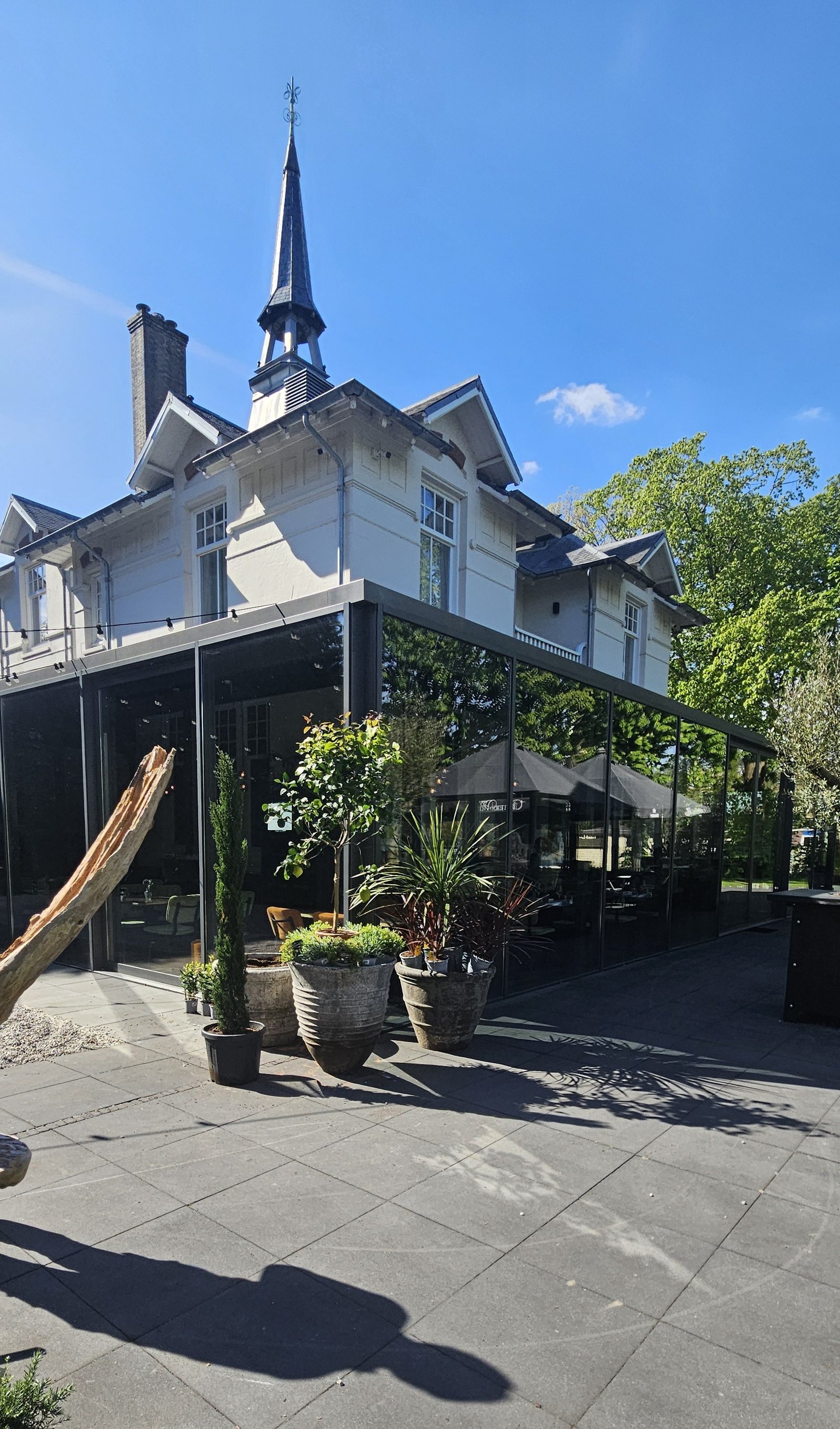 Onderhoud en frisse beplanting bij restaurant en hotel